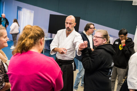 SW-medewerker krijgt les in zelfverdediging