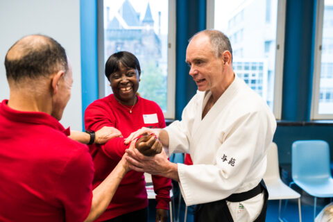 Werknemers krijgen les in zelfverdediging.
