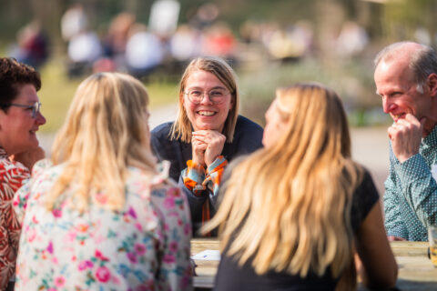 Aanwezigen De Professional Centraal 2024 in buitenlucht tijdens pauze