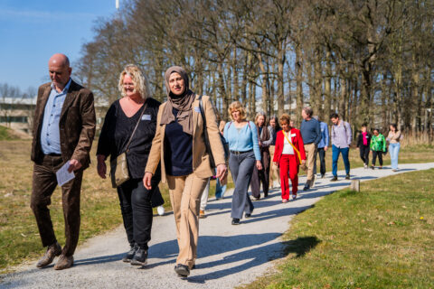 Aanwezigen De Professional Centraal 2024 wandelen door het park