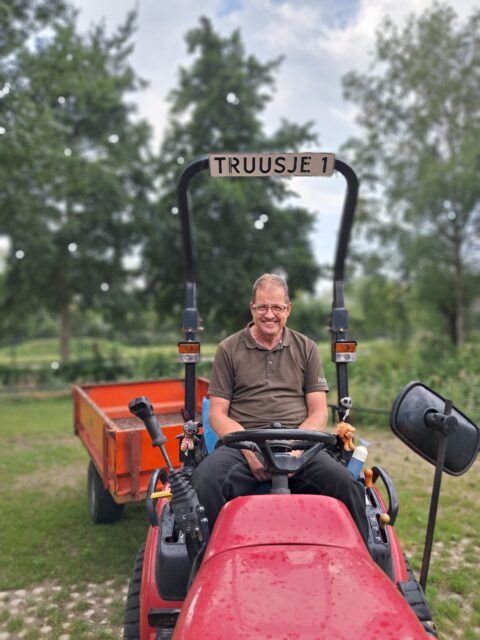 Werknemer Jeroen op tractor