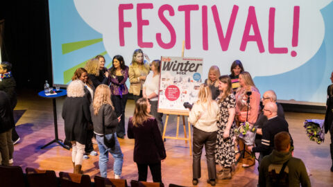 Deelnemers op podium tijdens Sterk aan het Werk festival 2025