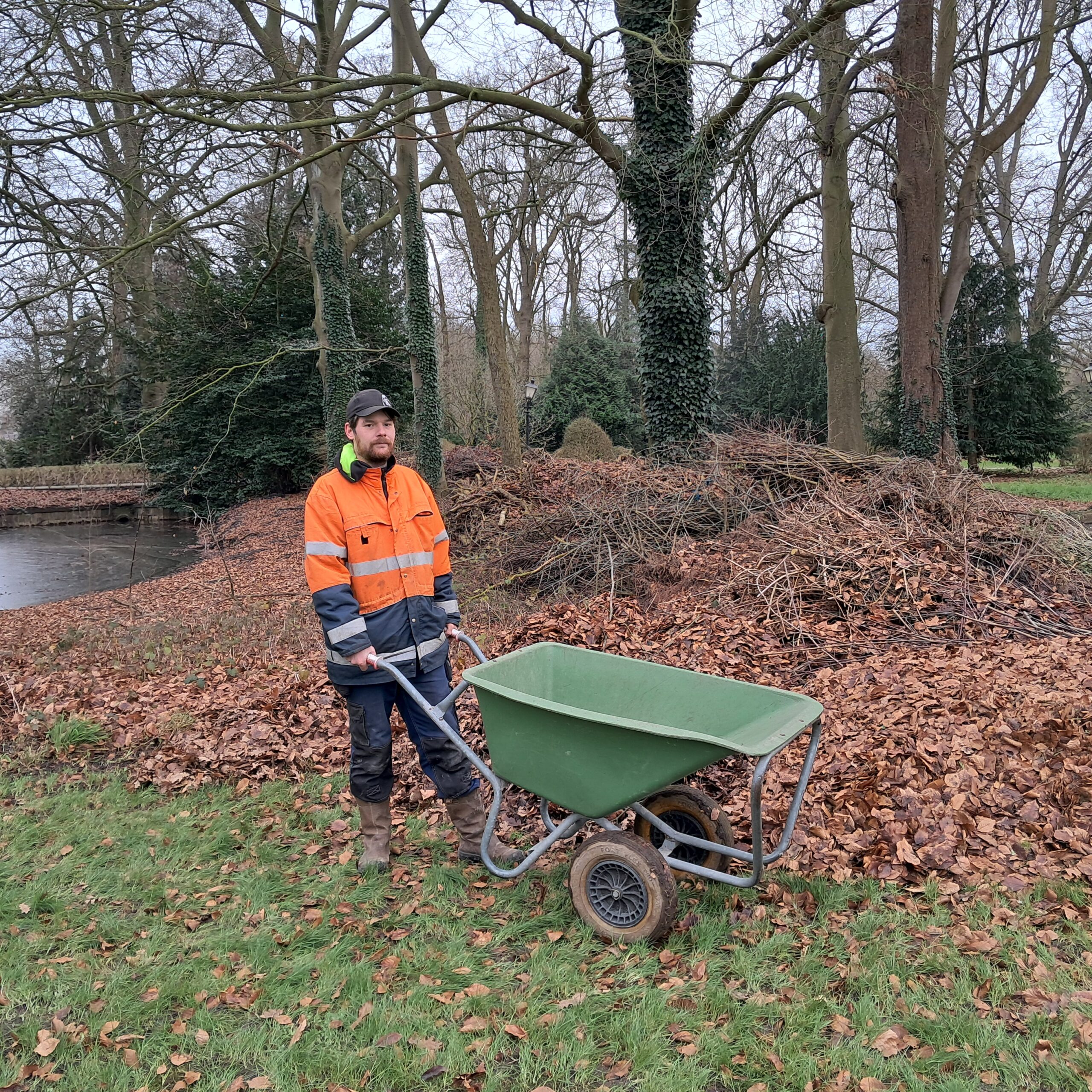 Tjeerd met kruiwagen