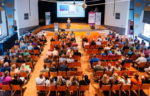 Zaal met mensen - Wouter Keuris Fotografie