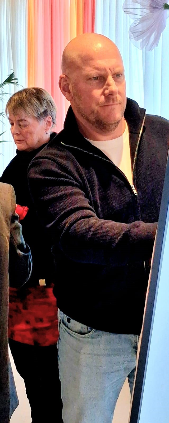 Kalende man met in de achtergrond een vrouw