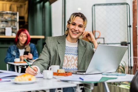 Vrouw lacht van achter pc