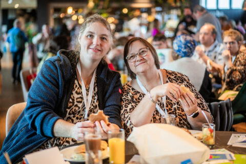 Twee werknemers eten gezamenlijk lunch