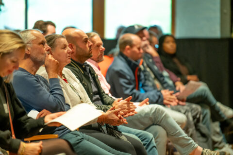 Deelnemers luisteren aandachtig tijdens MZSW-congres